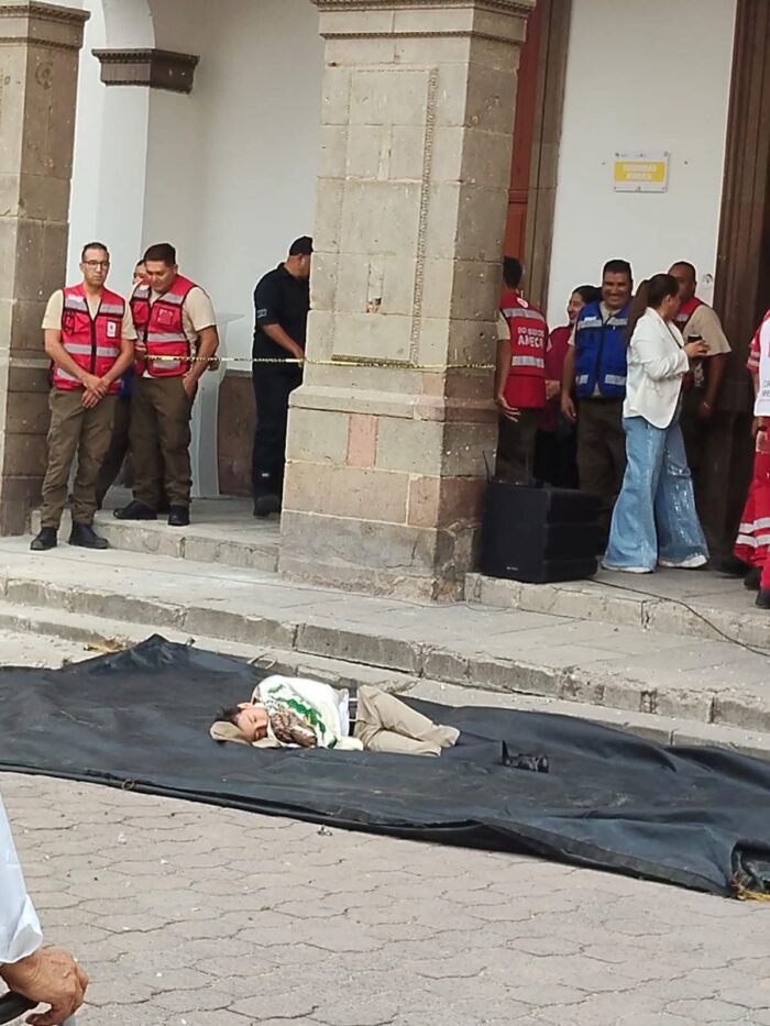 Niño recrea a Juan Escutia y salta desde un balcón en Ameca