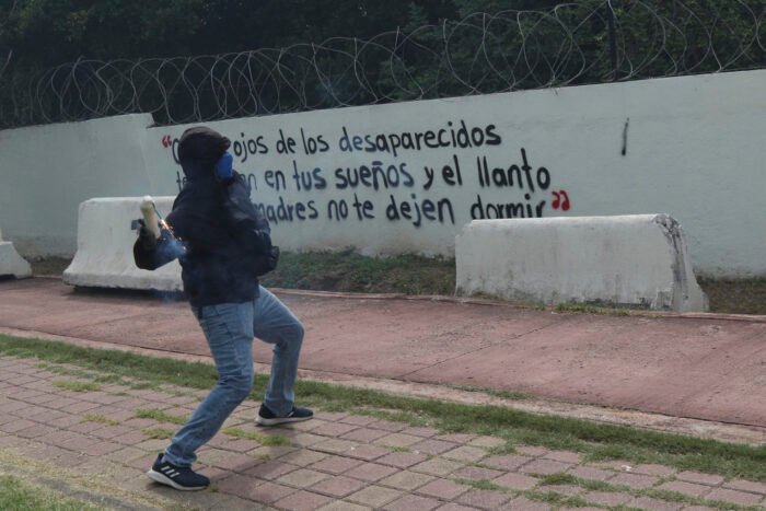 Normalistas lanzan petardos contra instalaciones militares por caso Ayotzinapa