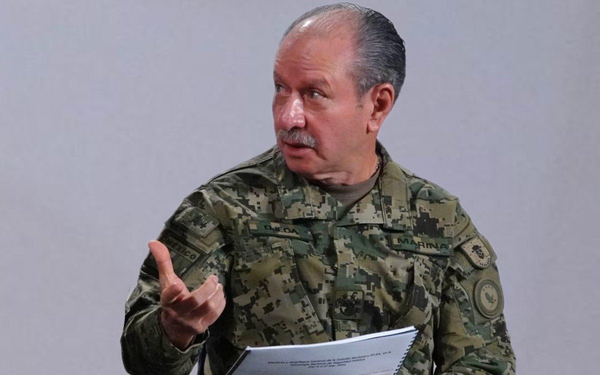 Ojeda Durán reporta ingresos superiores a 2 millones de pesos como asesor en la Marina