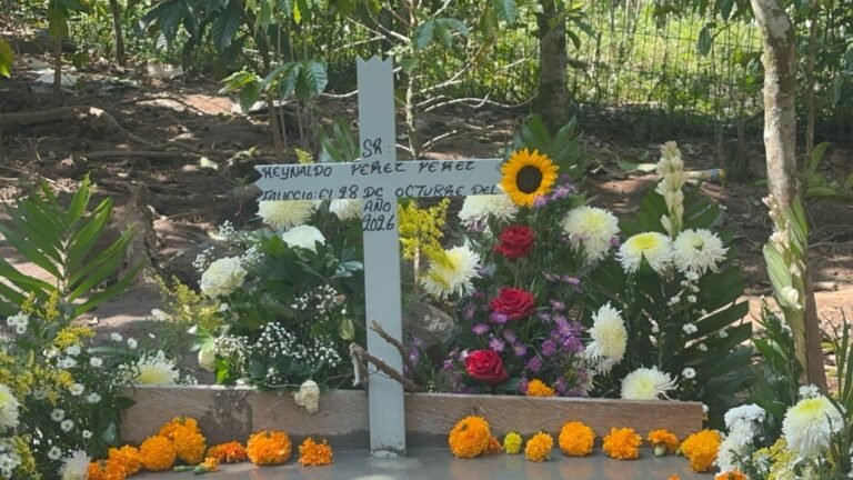 “Al que lucha por su pueblo lo matan”, reclaman durante el sepelio del defensor de derechos humanos asesinado en Chenalhó