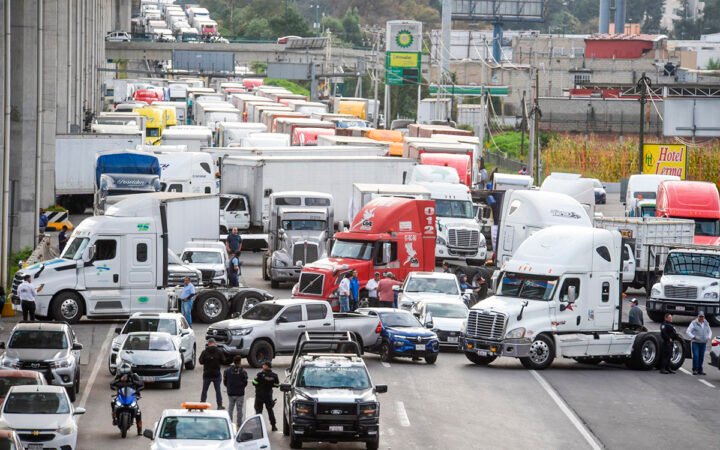 Aristegui en Vivo: Investigan a empresas y funcionarios en INE; transportistas bloquean carreteras; ¡Charlyn Corral hace historia! (27/10/2026)