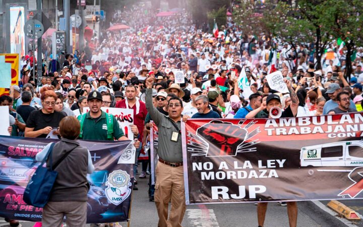Aristegui en Vivo: Movilización masiva de trabajadores del IMSS; Televisa compra AT&T; operan por cáncer a León XIV (14/10/2026)