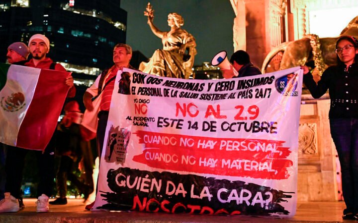 Aristegui en Vivo: Votan No trabajadores del IMSS; plataformas ajustarán algoritmos para bajar violencia; aprueba Senado Clave Única Catastral (15/10/2026)