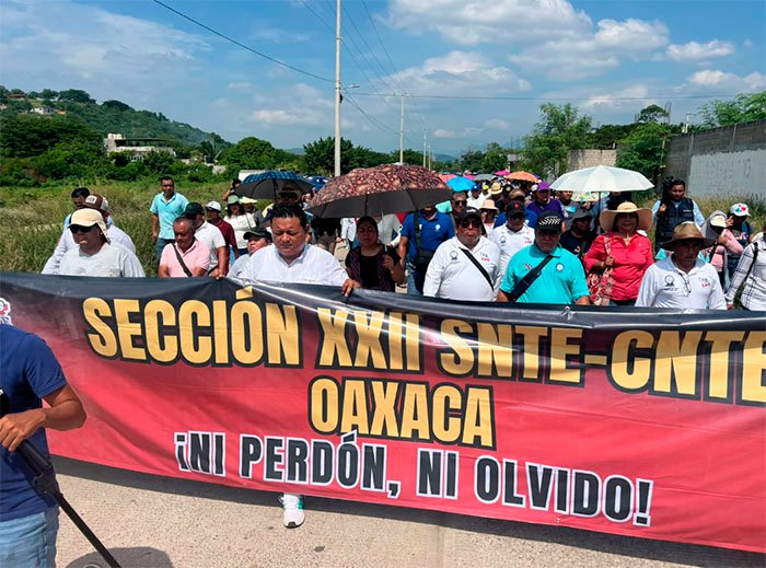 Entre flores y un último pase de lista, despiden a profesor asesinado en Oaxaca
