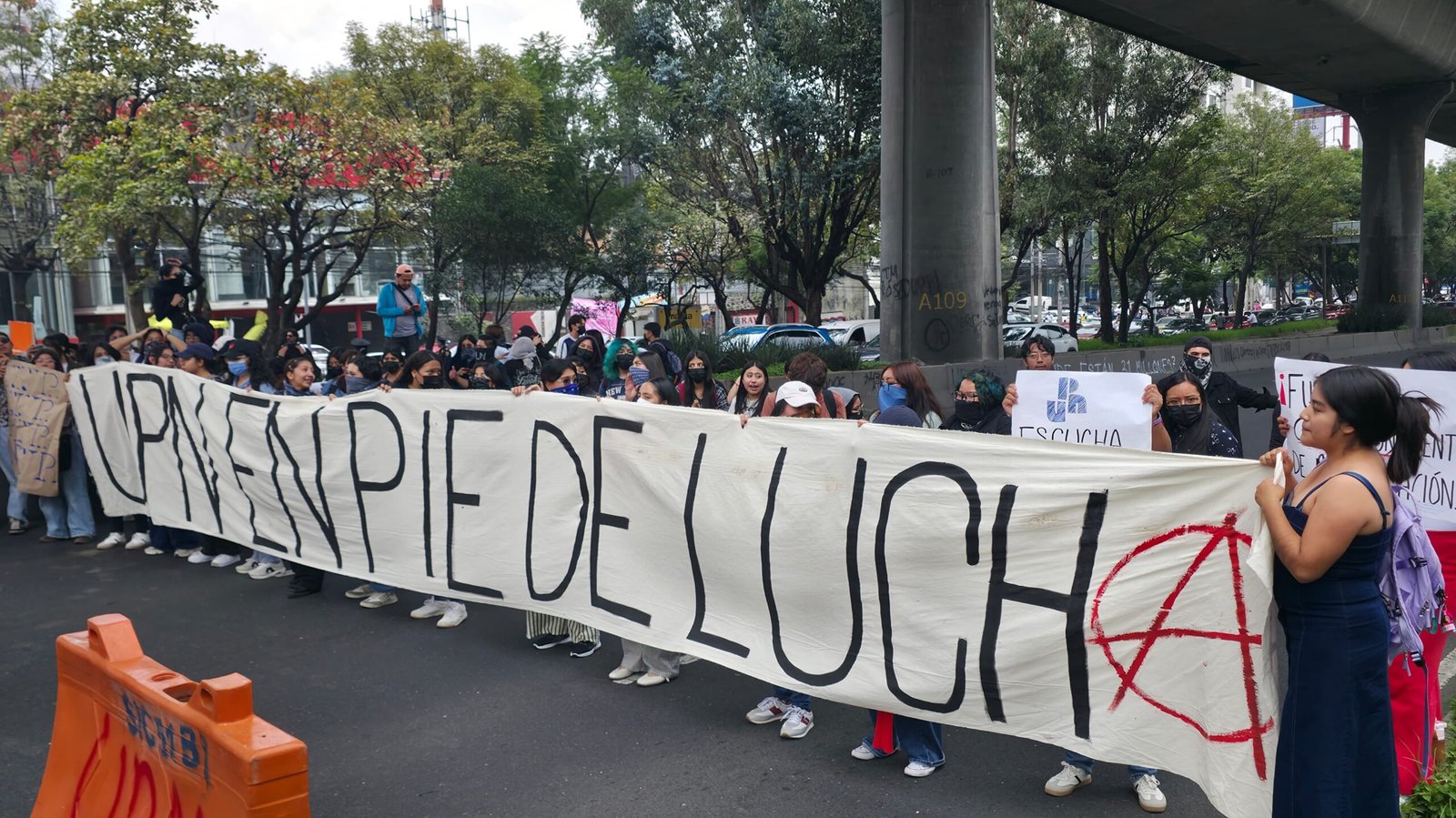 Estudiantes de la UPN cierran Periférico y causan caos en la zona sur de CDMX