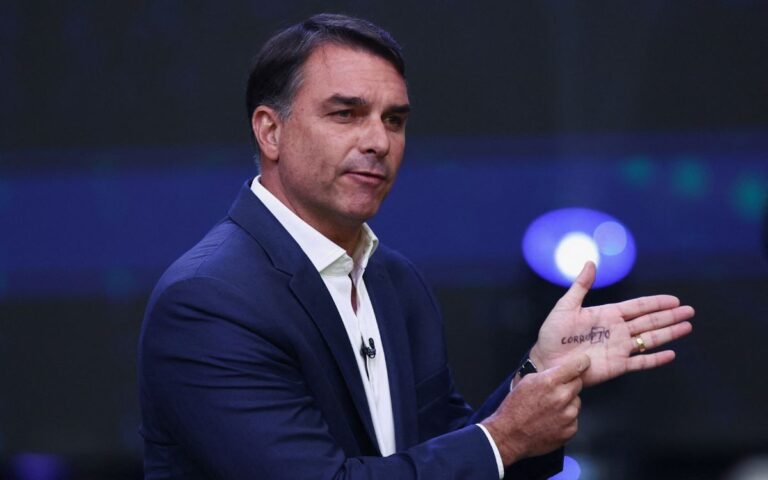 Flávio Bolsonaro dice que salió de Brasil porque es víctima de una ‘persecución’