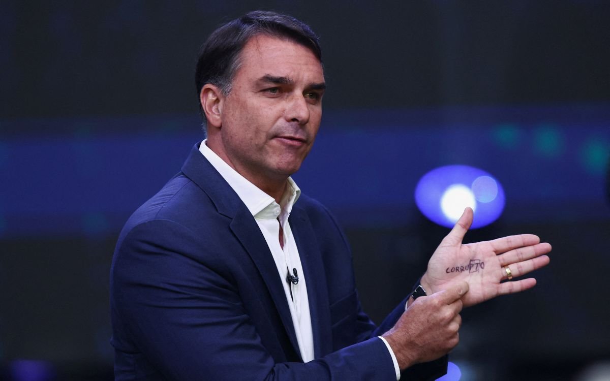 Flávio Bolsonaro dice que salió de Brasil porque es víctima de una ‘persecución’