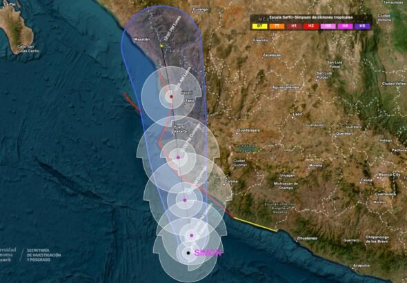 Huracán Simon mantiene en alerta a la costa de Nayarit