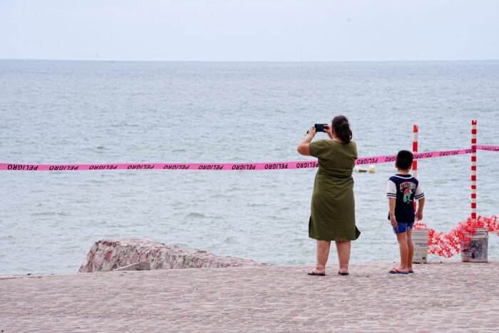 Huracán Simón obliga a suspender actividades en cuatro estados