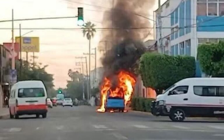 Incendian tres unidades del transporte público y balean a un taxista en Cuautla