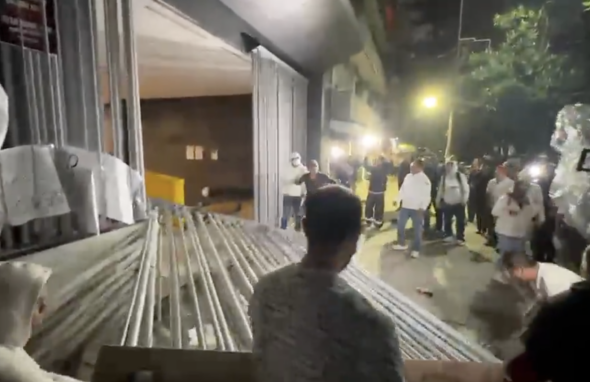 Manifestantes irrumpen en el sindicato del IMSS