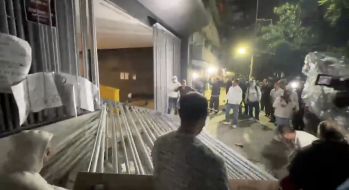 Manifestantes irrumpen en el sindicato del IMSS