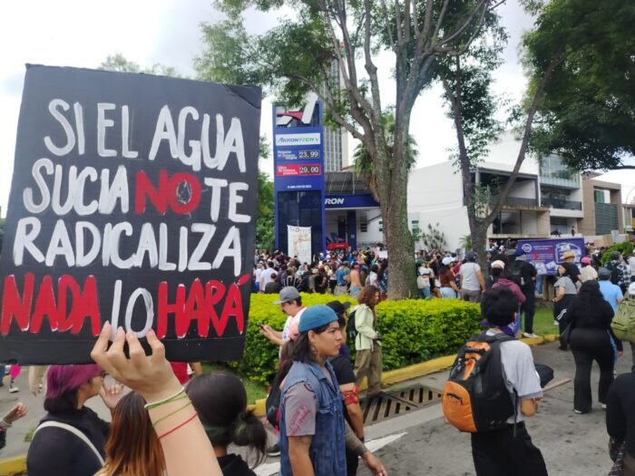 Miles marchan para exigir una alerta sanitaria por agua sucia en Guadalajara