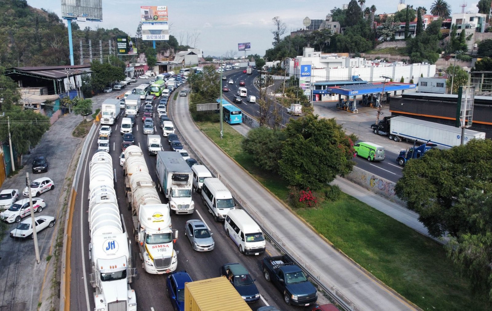 Paro de transportistas divide al sector entre protestas y diálogo con gobierno
