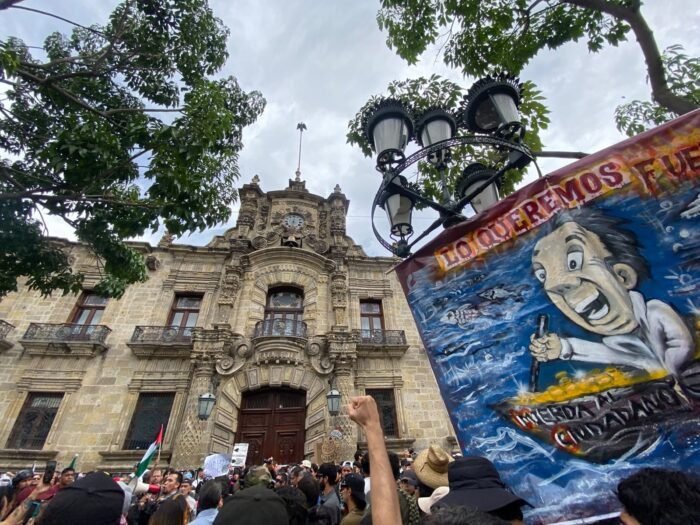 Protesta en Guadalajara por agua limpia es interrumpida por actos vandálicos