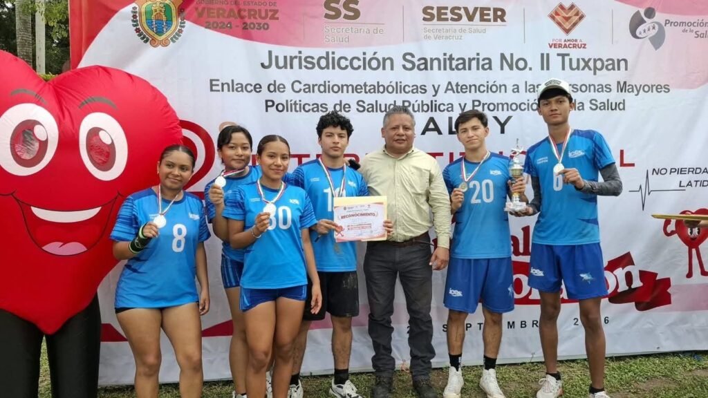 Estudiantes con medallas y reconocimiento junto a la botarga de corazón en el rally de Tuxpan.