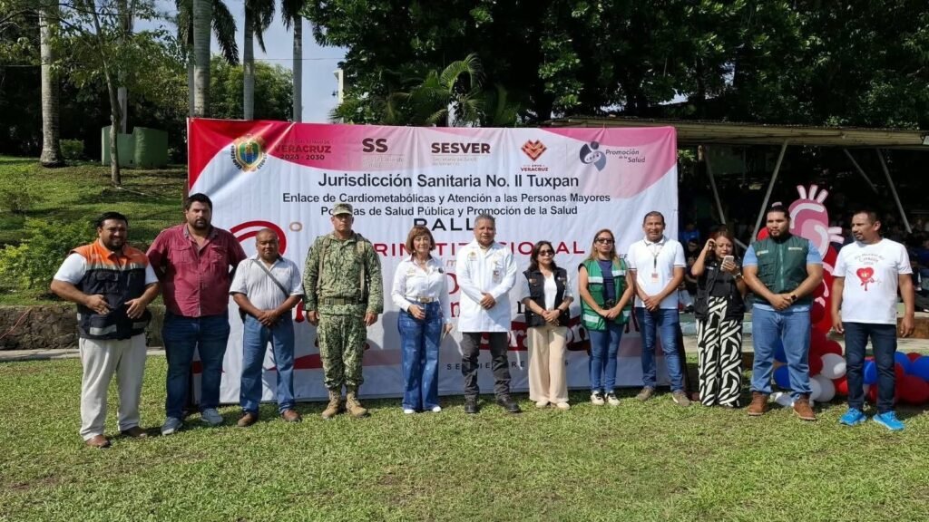 Autoridades e instituciones frente a la lona del Segundo Rally Interinstitucional de la Jurisdicción Sanitaria No. II en Tuxpan.