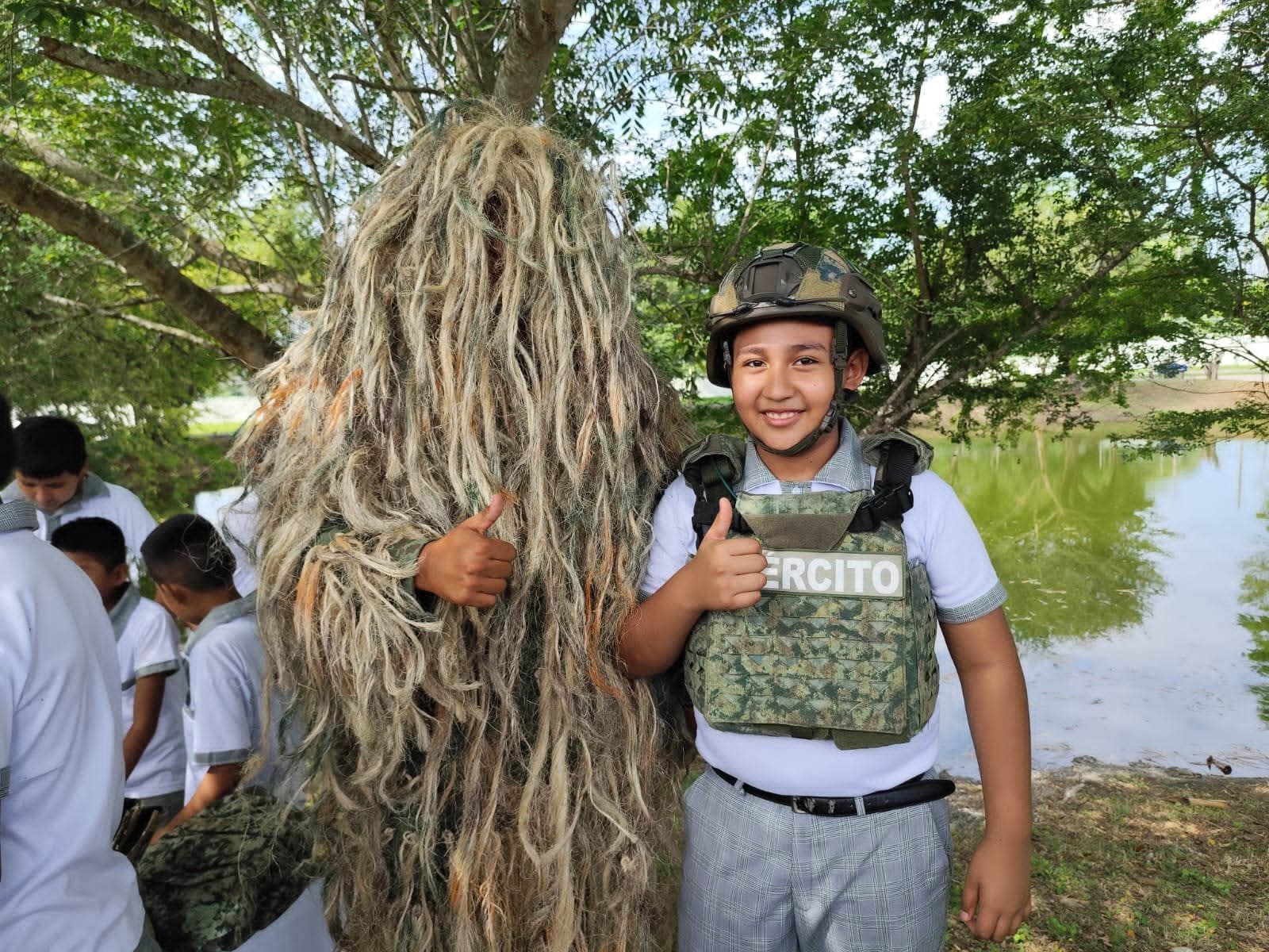 Alumno con traje ghillie