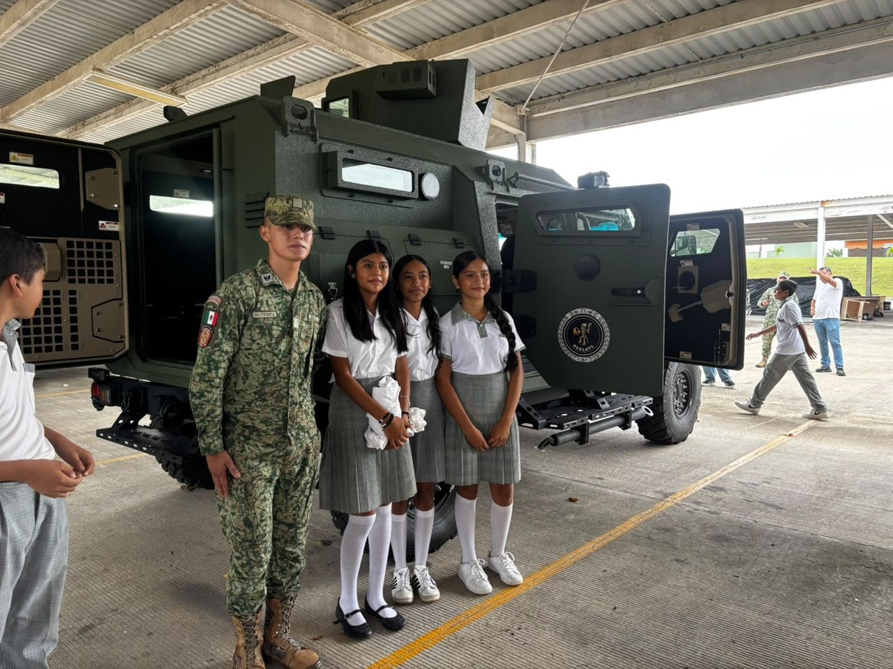 Alumnos con vehículo militar