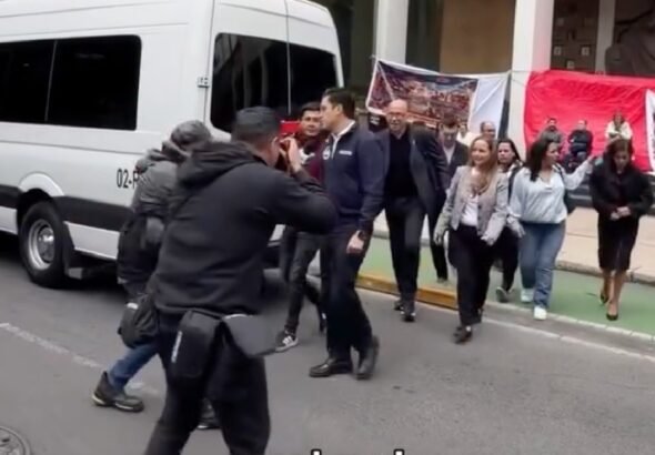 Trabajadores del IMSS echan a políticos panistas de protesta