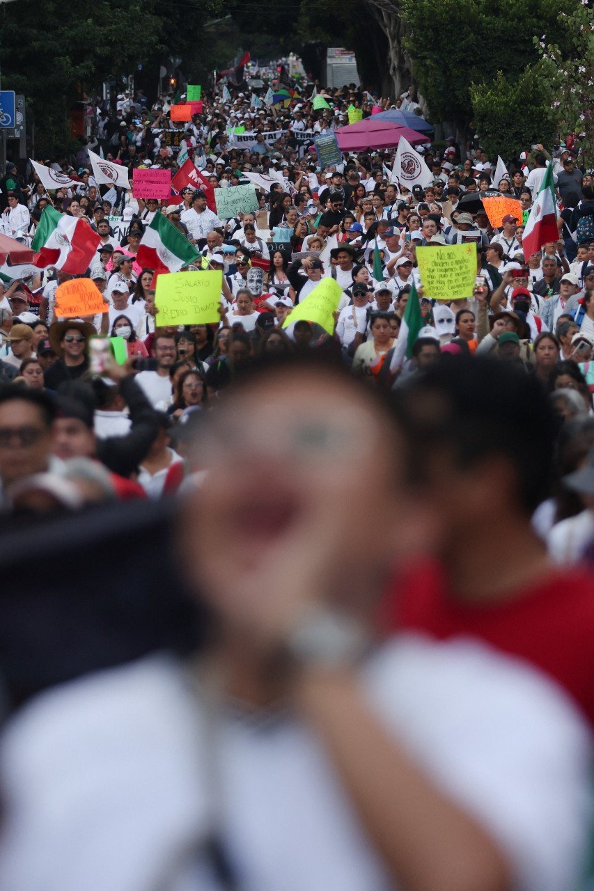 Trabajadores del IMSS protagonizan multitudinaria marcha en CDMX