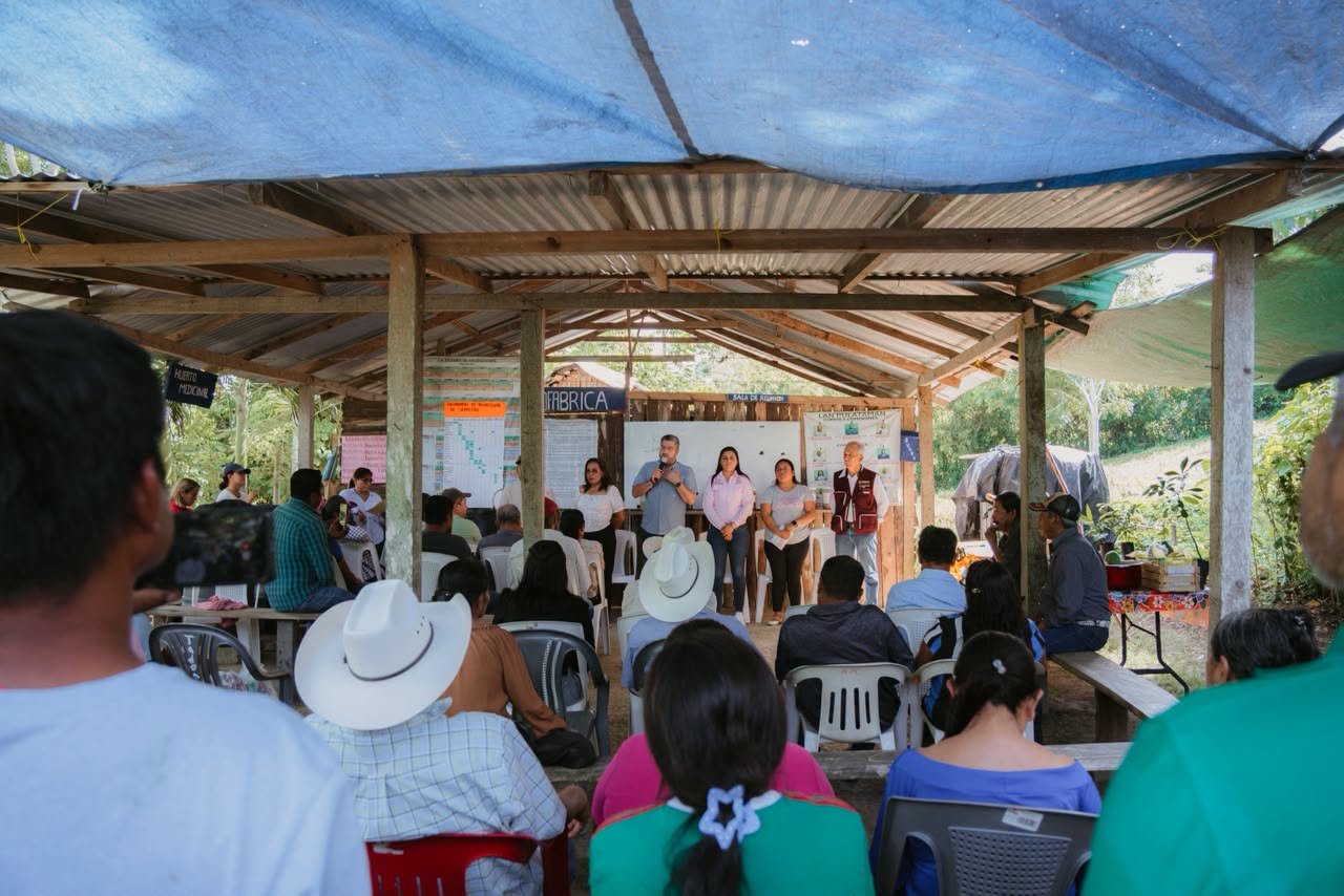 Reunión del alcalde Daniel Cortina con familias de Laja del Tubo bajo la palapa