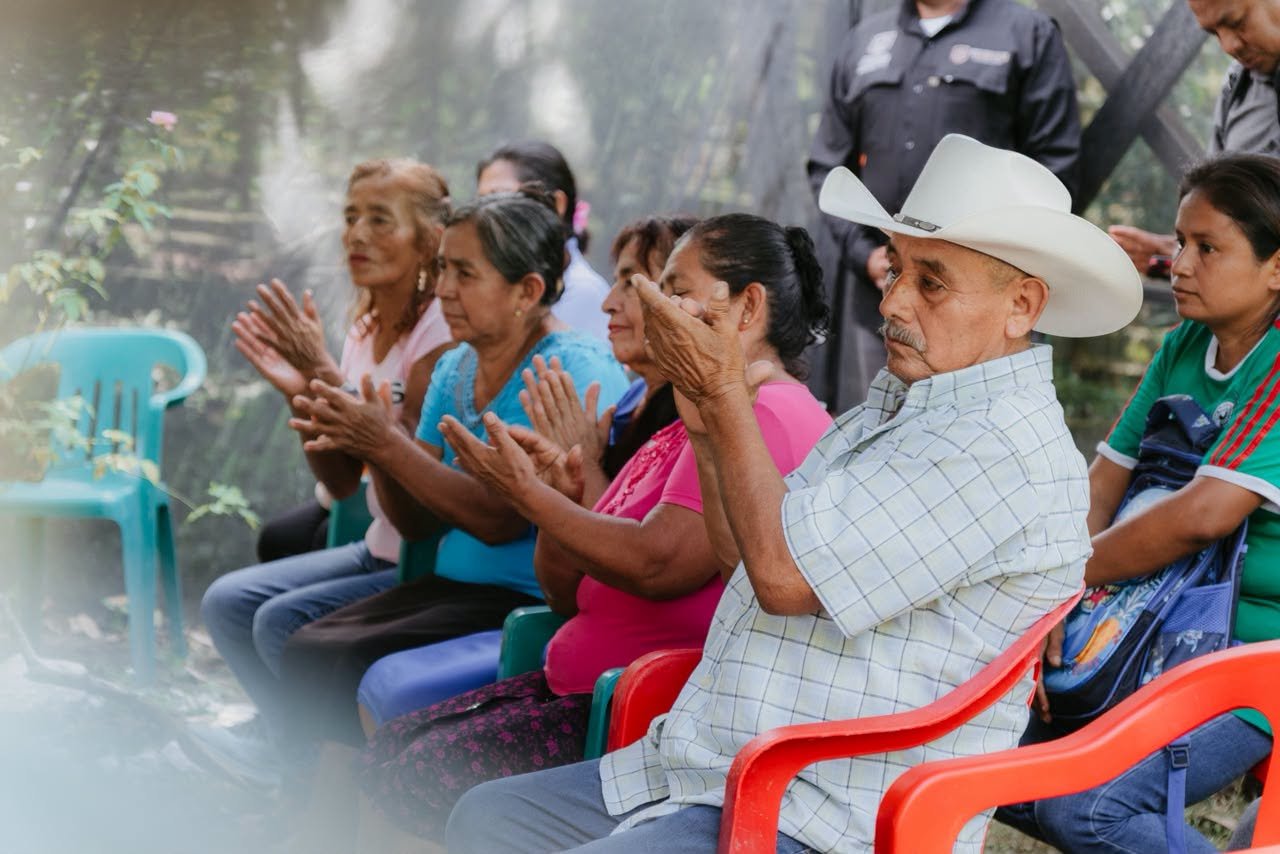 Vecinos de Laja del Tubo aplaudiendo durante el encuentro con el alcalde